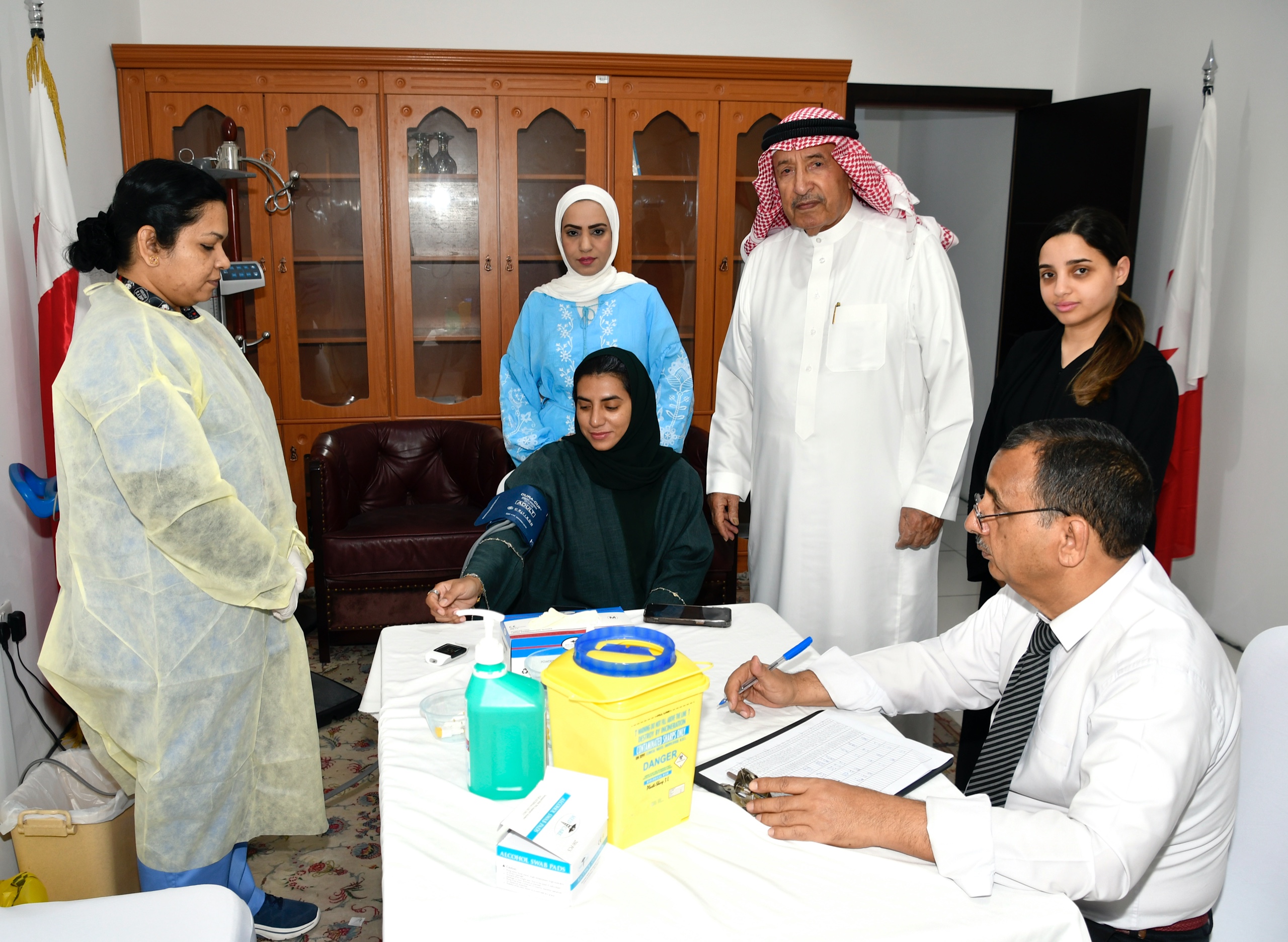 محافظة المحرق تنظم فعالية الفحوصات الصحية لموظفيها<